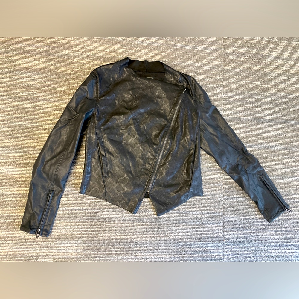 Women’s Blank NYC Snake Print Black Leather Zipper Jacket Size Medium